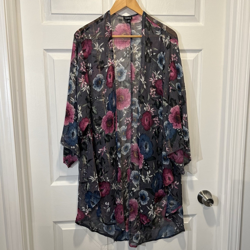 torrid 1/2 grey floral sheer cover‎